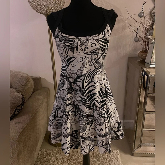 Karen Millen Black and White Pleated Sweetheart Dress size 8 - Picture 4 of 8